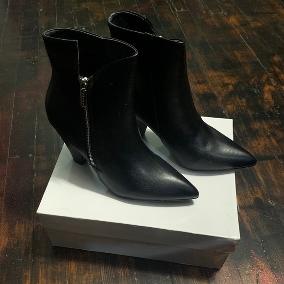 NWT/B UNILADY Black Block-heel Booties - Picture 1 of 14